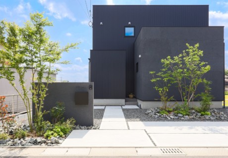 福岡県久留米市　「シンプルモダンな住宅と一体感のあるエクステリア」